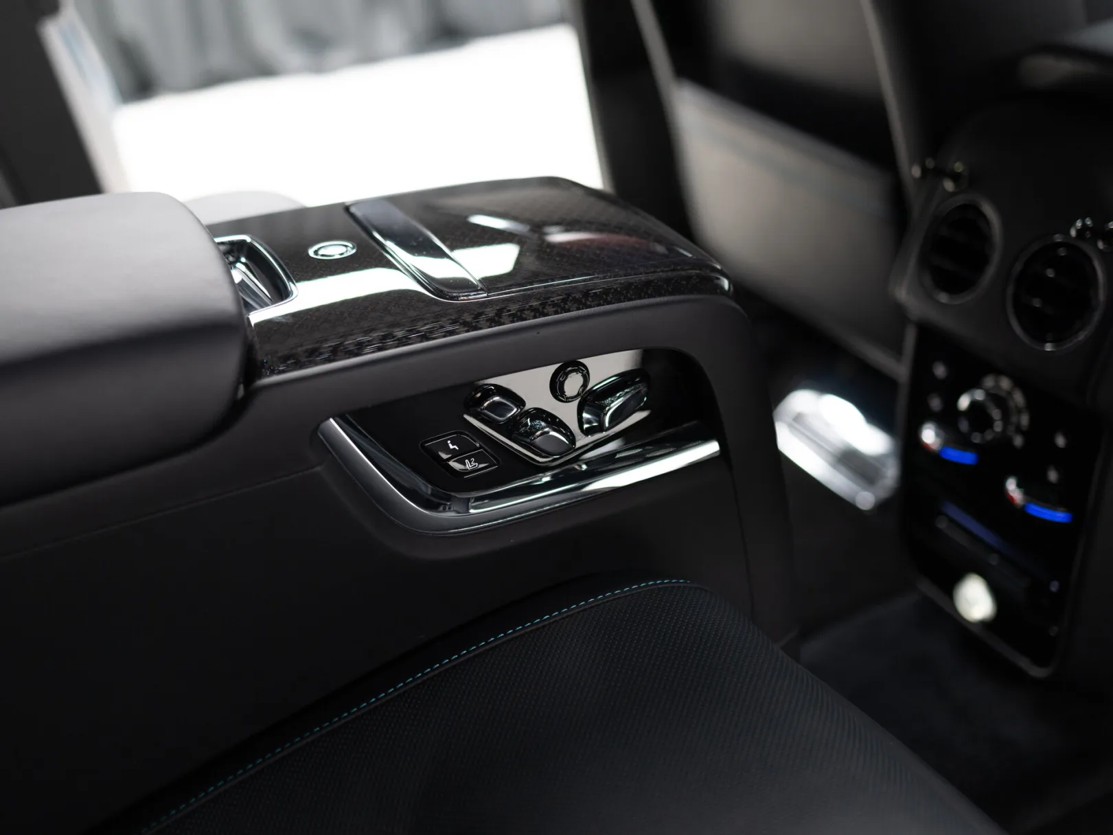Rolls-Royce Cullinan Individual I (Series I), 2024 — экстерьер, фото 29