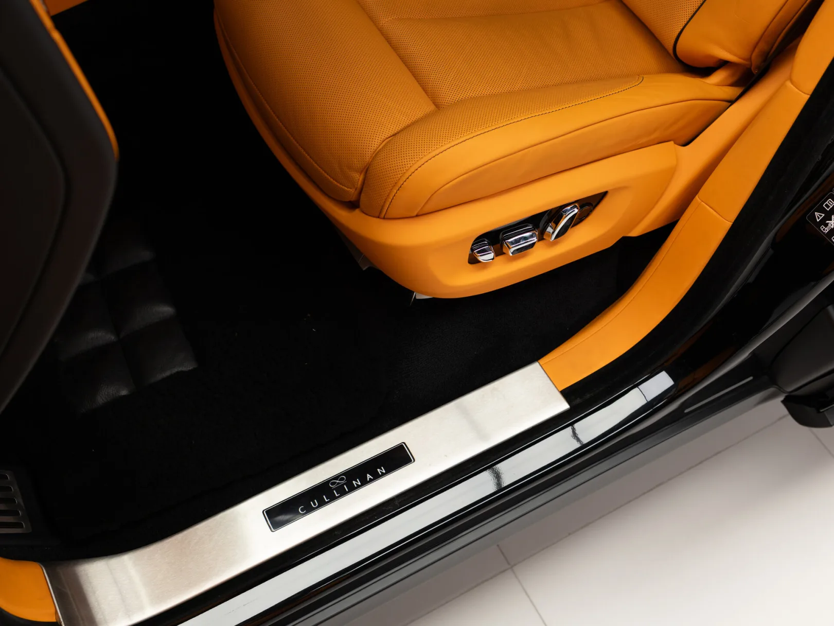Rolls-Royce Cullinan Individual I (Series I), 2022 — экстерьер, фото 12