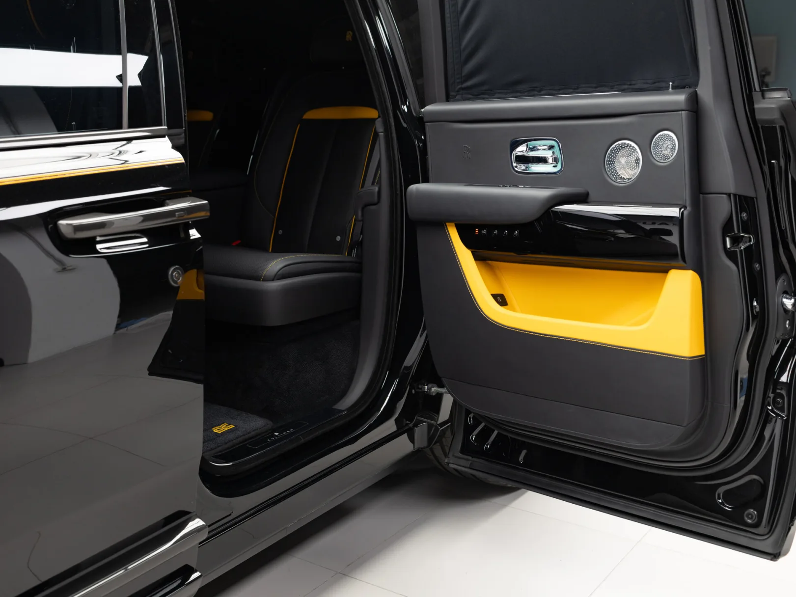 Rolls-Royce Cullinan Individual I (Series I), 2021 — экстерьер, фото 24
