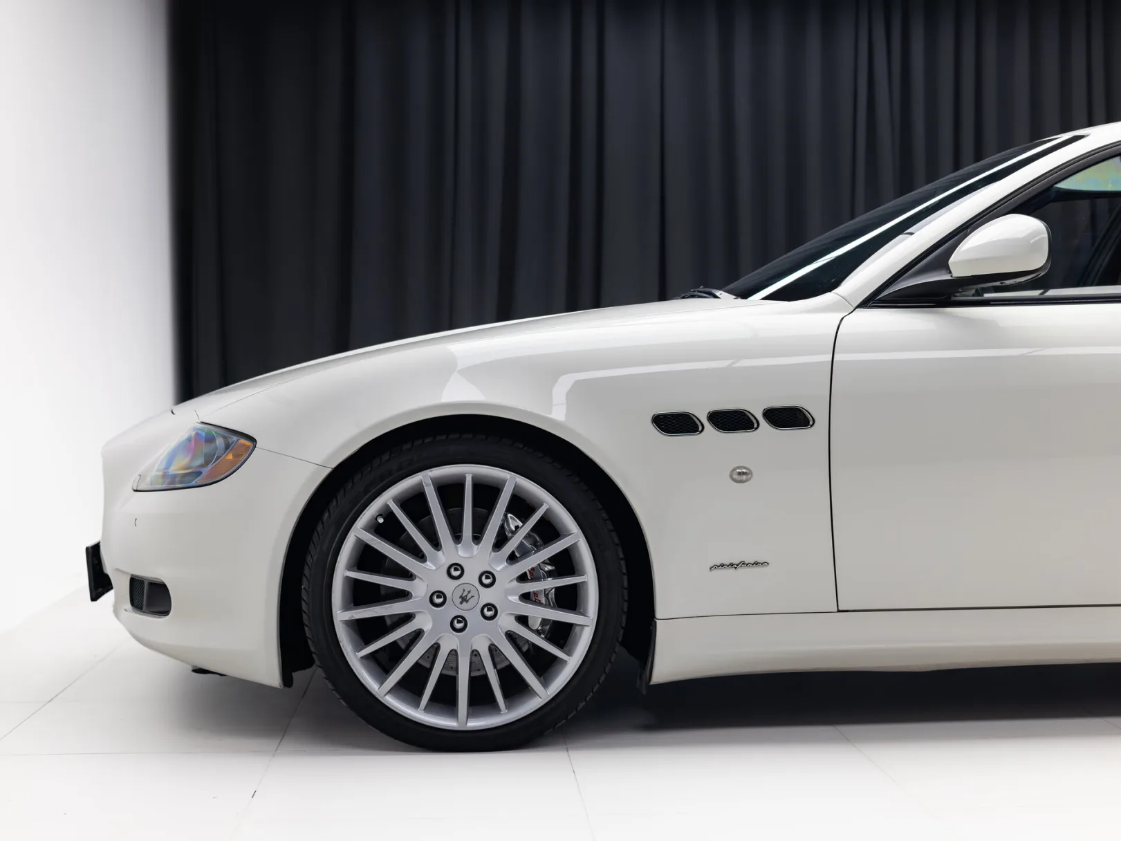 Maserati Quattroporte V Рестайлинг, 2011 — экстерьер, фото 40