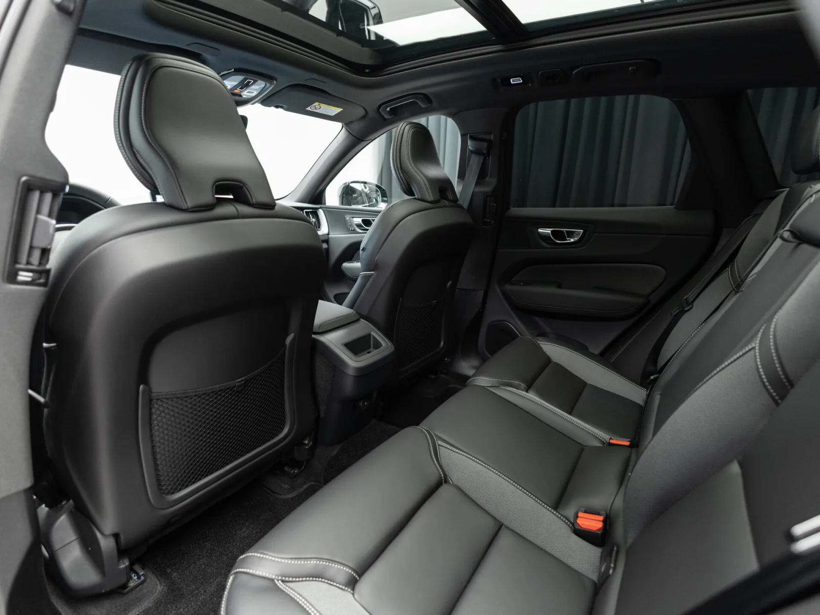 Volvo XC60 Polar Night Black II Рестайлинг 2, 2026 — экстерьер, фото 30
