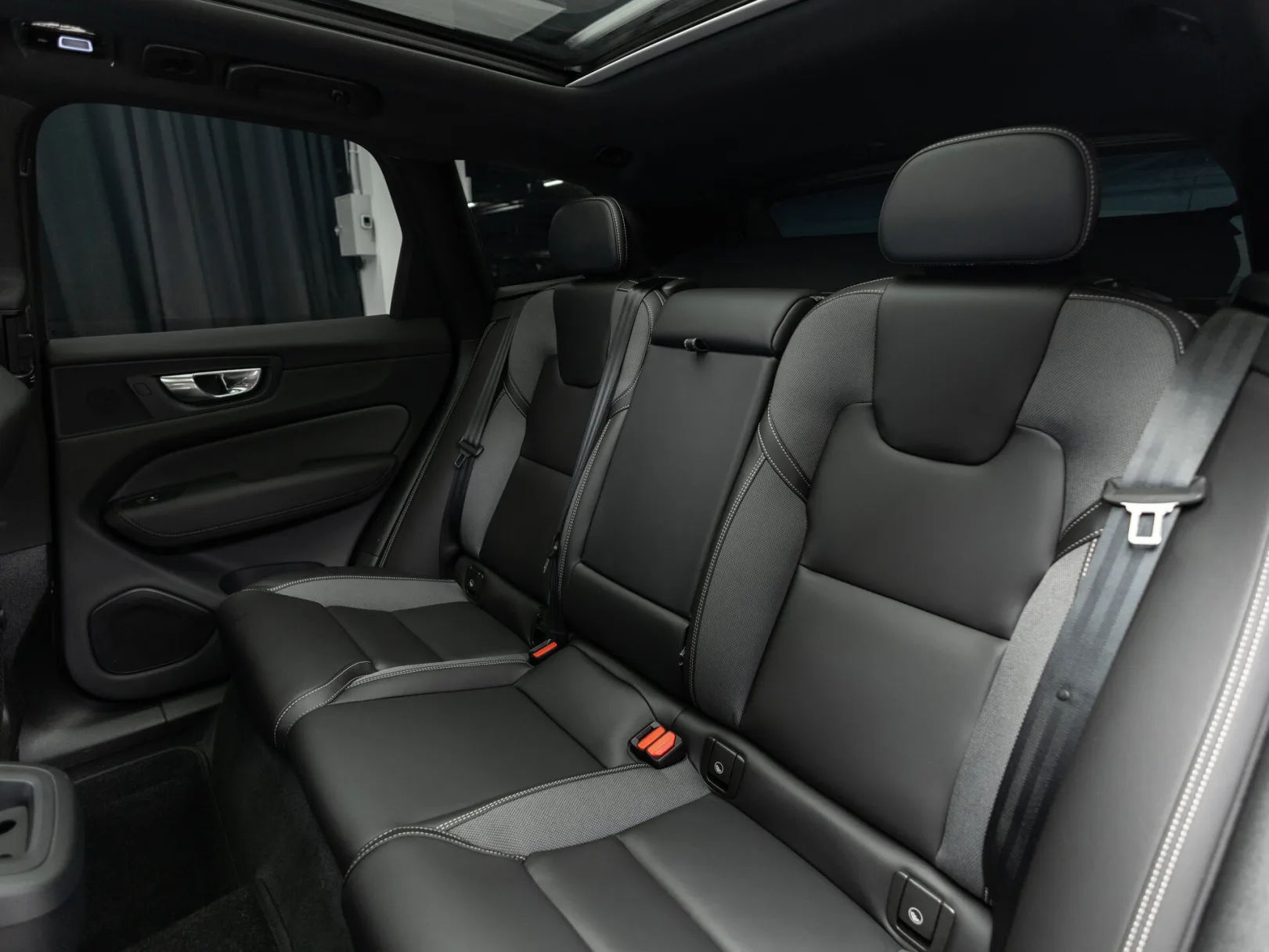 Volvo XC60 Polar Night Black II Рестайлинг 2, 2026 — экстерьер, фото 31