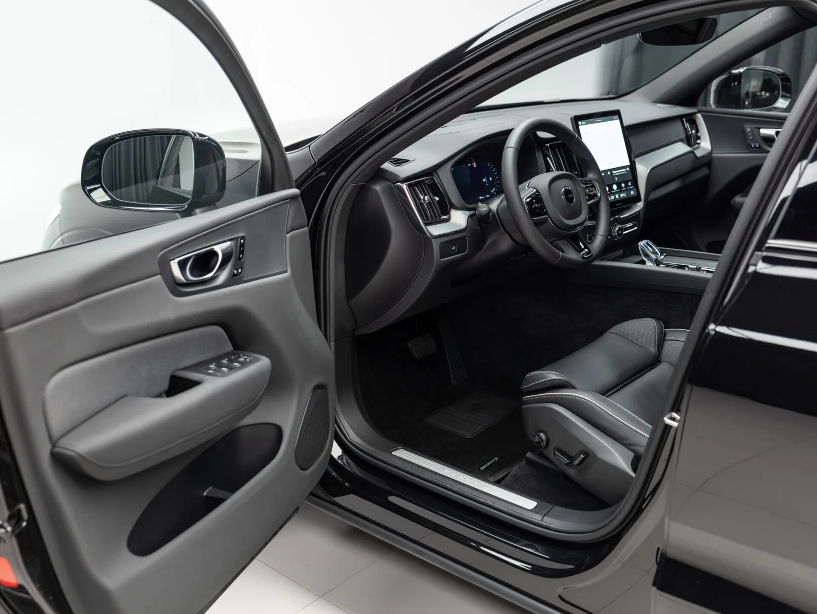 Volvo XC60 Polar Night Black II Рестайлинг 2, 2026 — экстерьер, фото 7