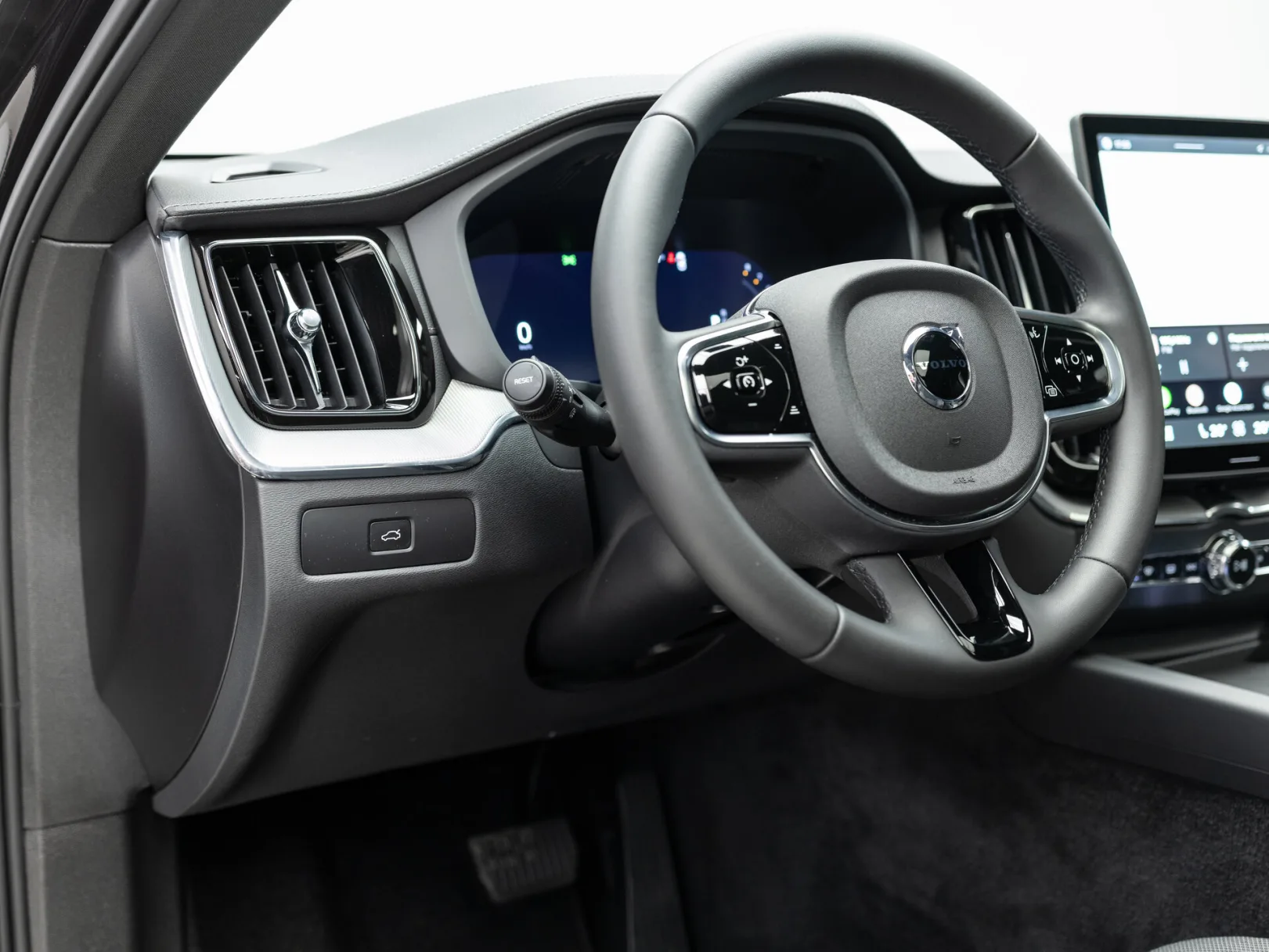 Volvo XC60 Polar Night Black II Рестайлинг 2, 2026 — экстерьер, фото 14