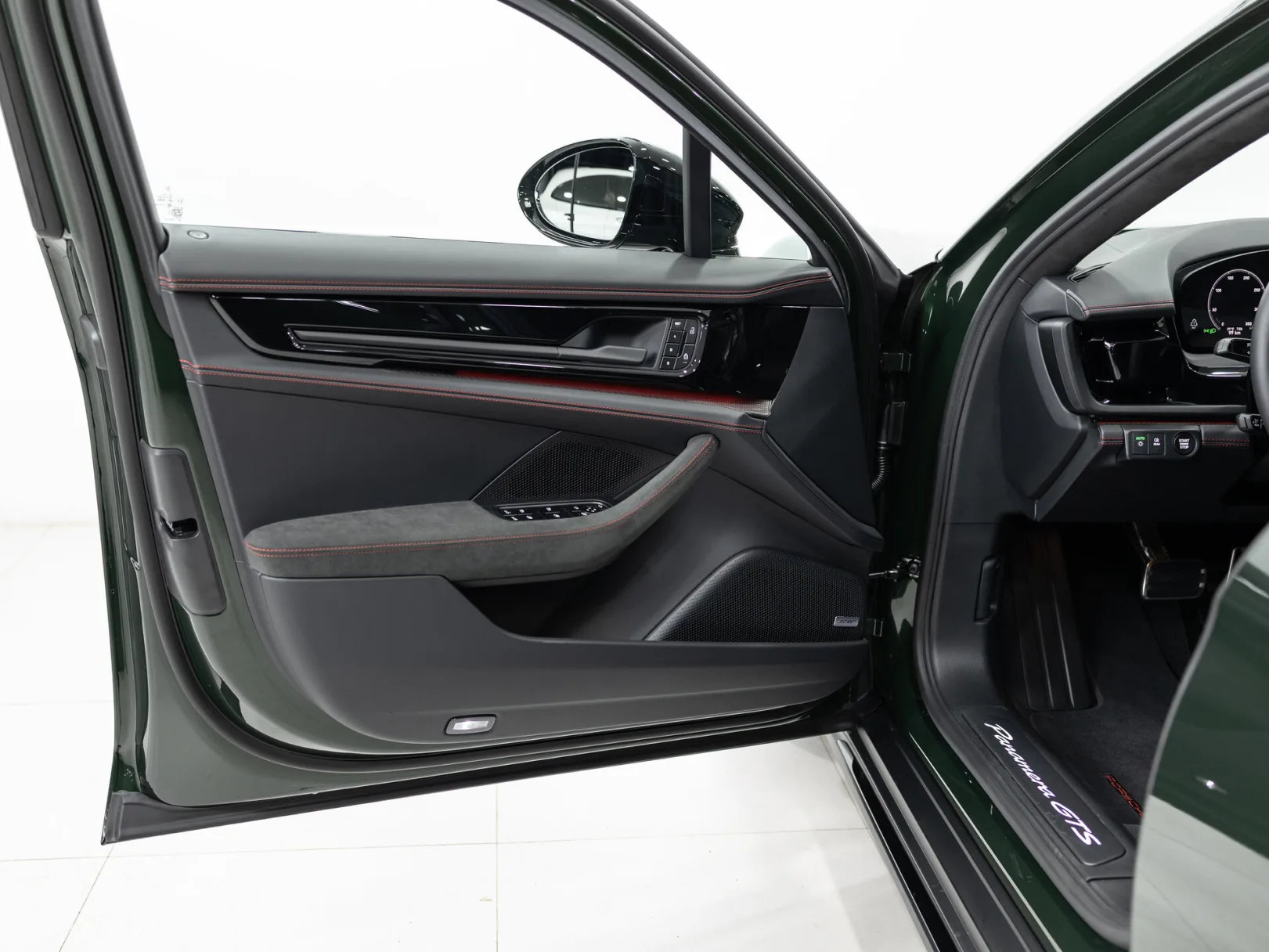 Porsche Panamera GTS III, 2025 — экстерьер, фото 8