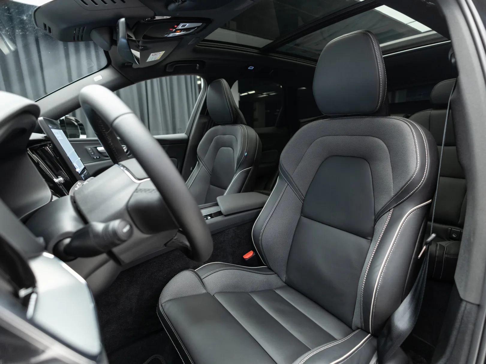 Volvo XC60 Polar Night Black II Рестайлинг 2, 2026 — экстерьер, фото 11
