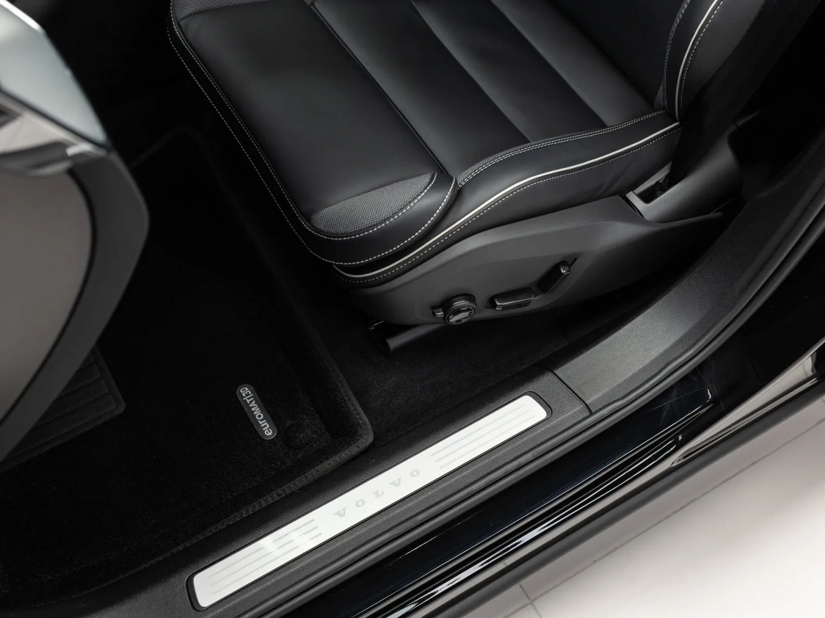 Volvo XC60 Polar Night Black II Рестайлинг 2, 2026 — экстерьер, фото 12