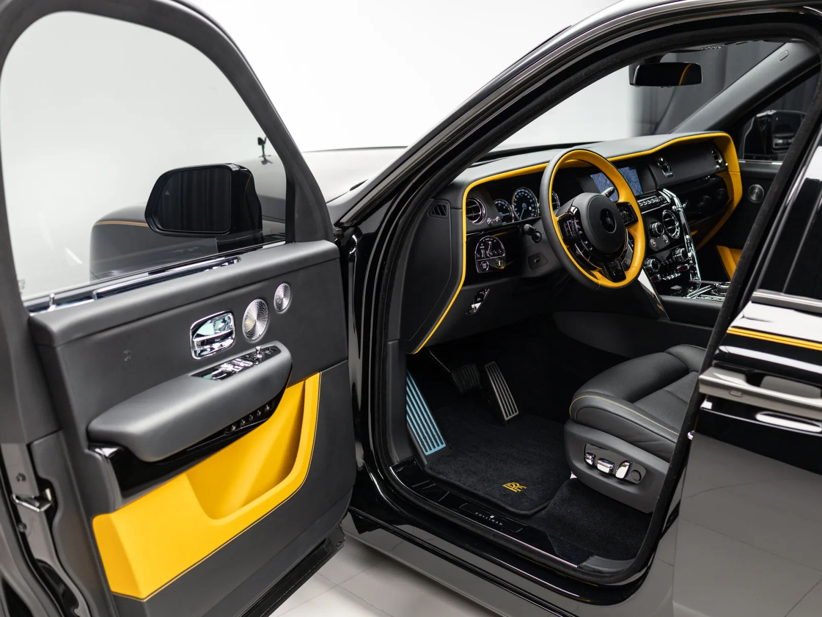 Rolls-Royce Cullinan Individual I (Series I), 2021 — экстерьер, фото 7