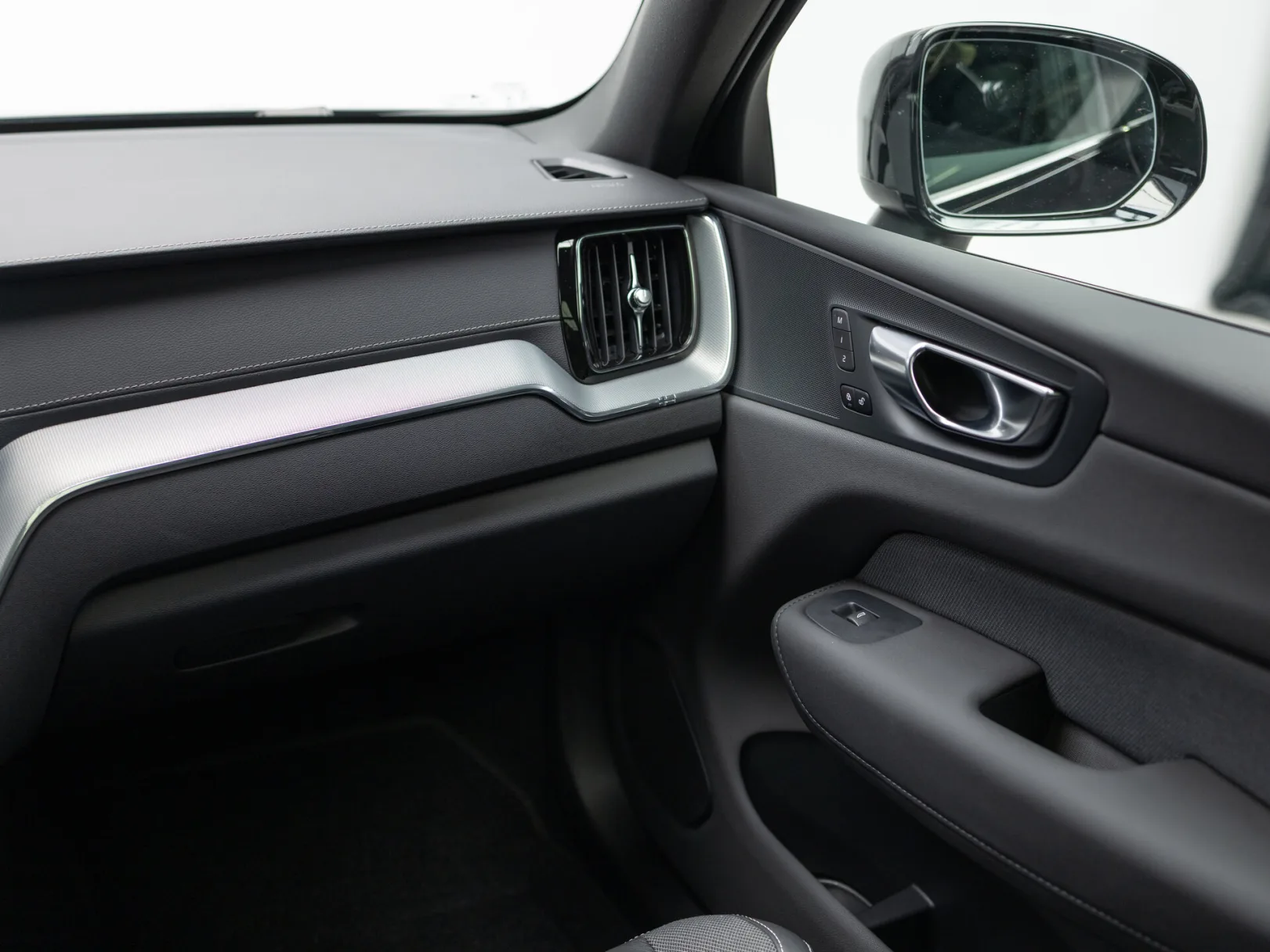 Volvo XC60 Polar Night Black II Рестайлинг 2, 2026 — экстерьер, фото 25