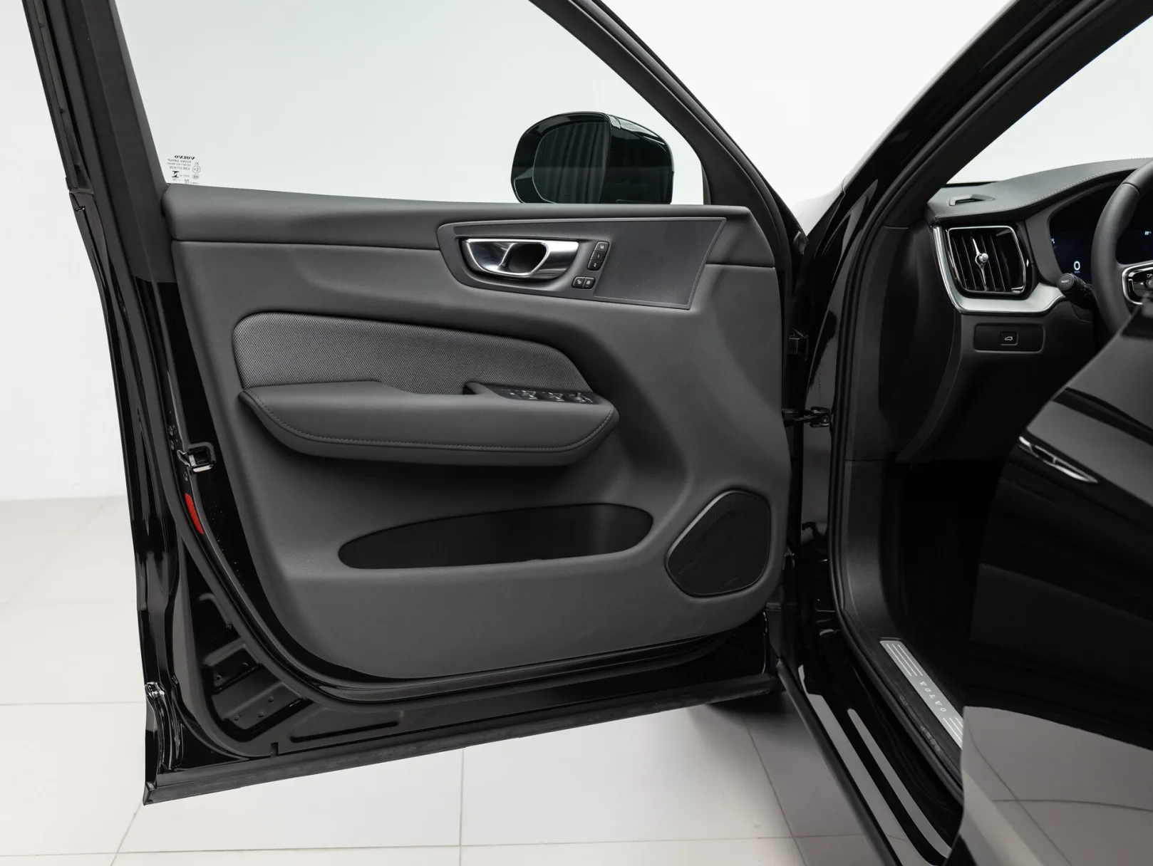 Volvo XC60 Polar Night Black II Рестайлинг 2, 2026 — экстерьер, фото 8