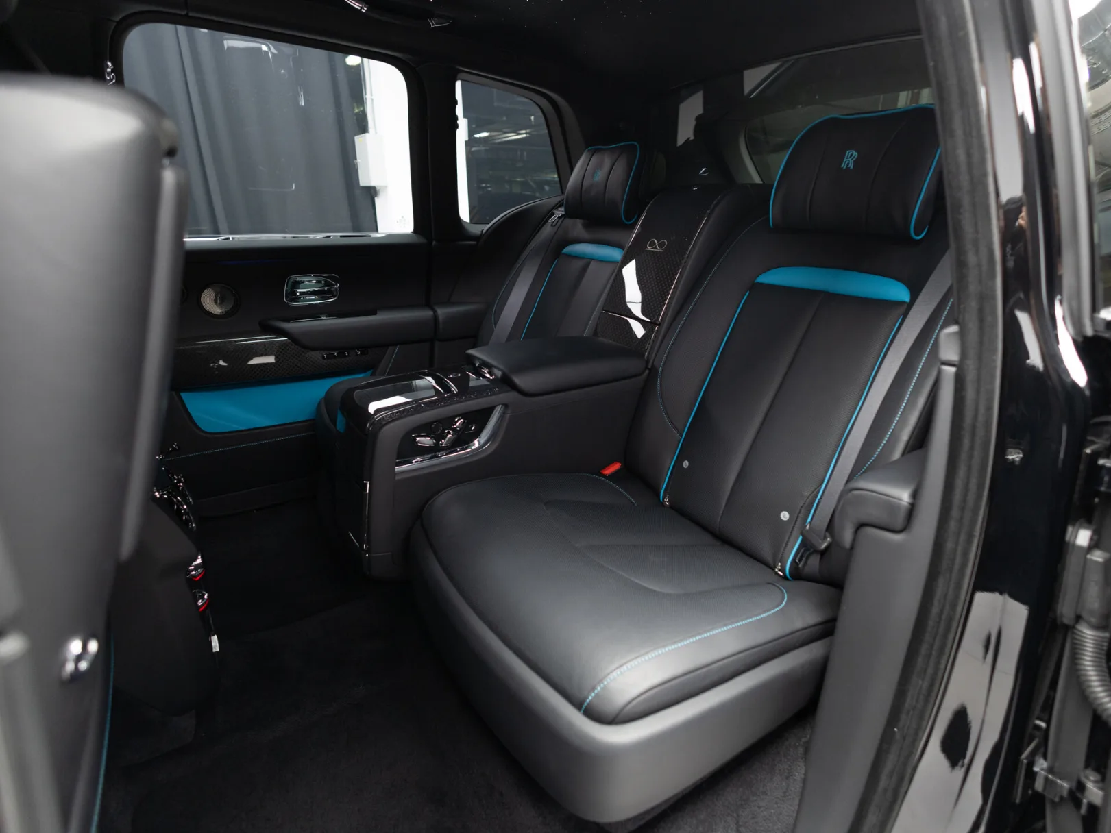 Rolls-Royce Cullinan Individual I (Series I), 2024 — экстерьер, фото 33