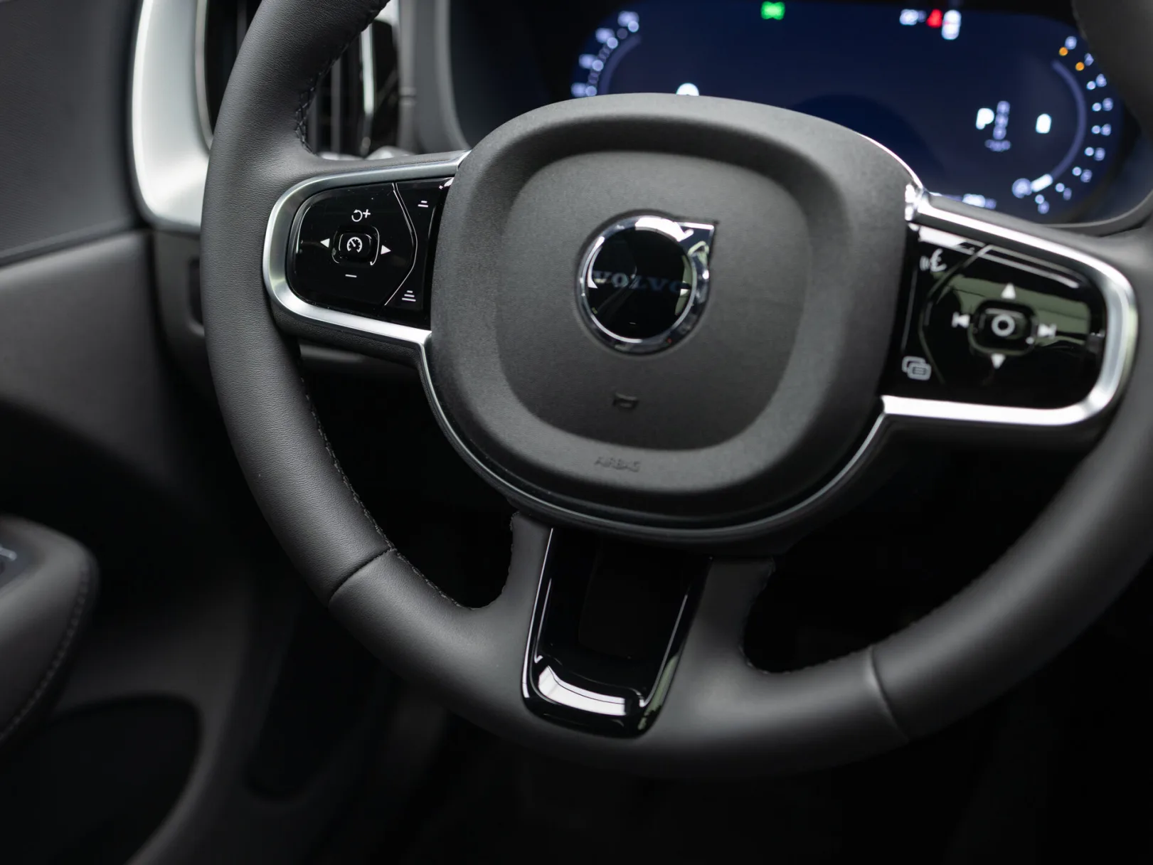 Volvo XC60 Polar Night Black II Рестайлинг 2, 2026 — экстерьер, фото 15