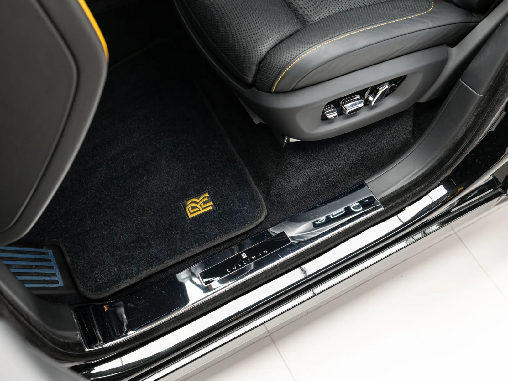 Rolls-Royce Cullinan Individual I (Series I), 2021 — экстерьер, фото 12